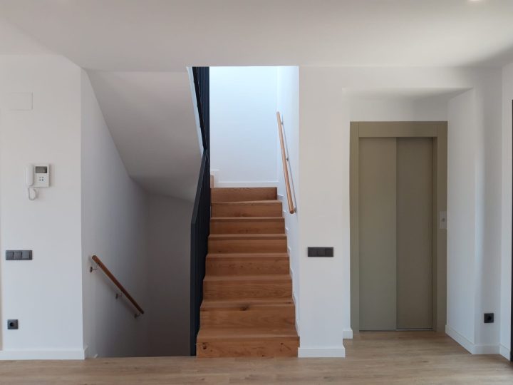 Escalera de roble y ascensor