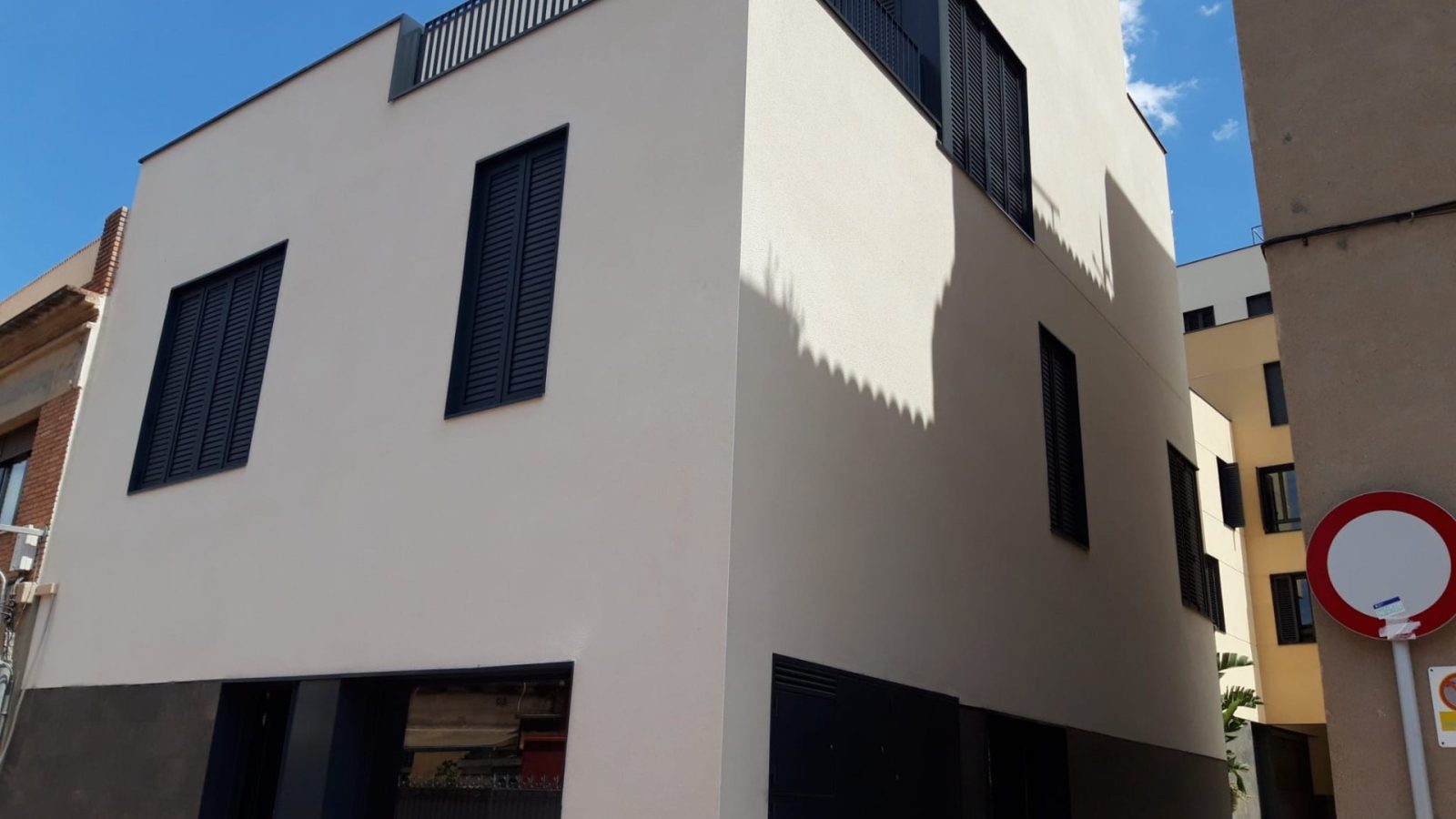 Fachada en esquina de la vivienda unifamiliar en Sant Just Desvern