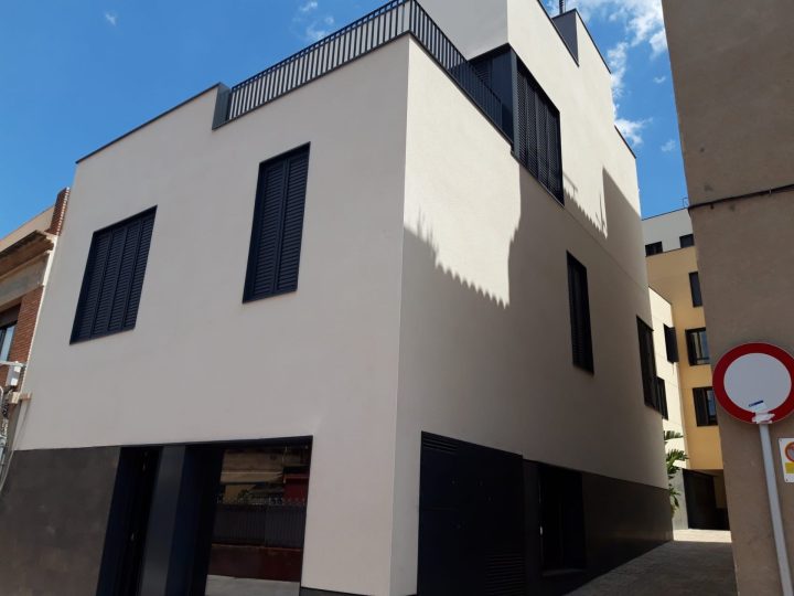 Fachada en esquina de la vivienda unifamiliar en Sant Just Desvern