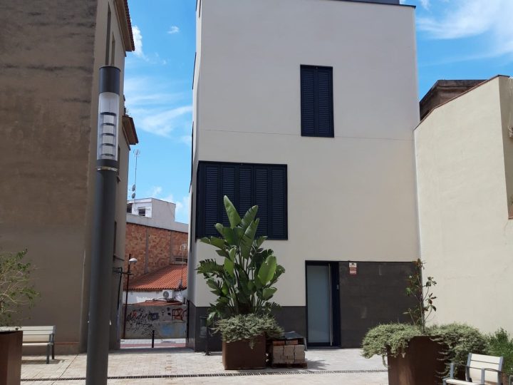 Fachada a la plaza de la vivienda unifamiliar