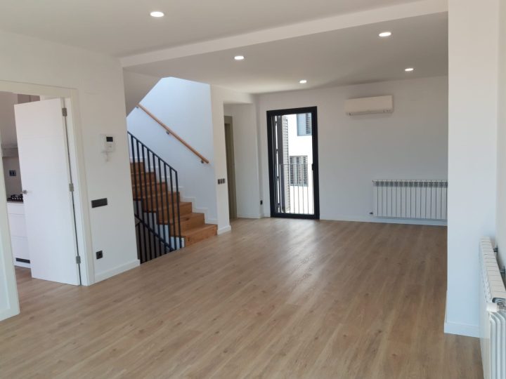 Salón comedor con escalera de madera
