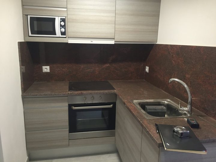 Cocina antes de la reforma: muebles de madera y encimera de granito