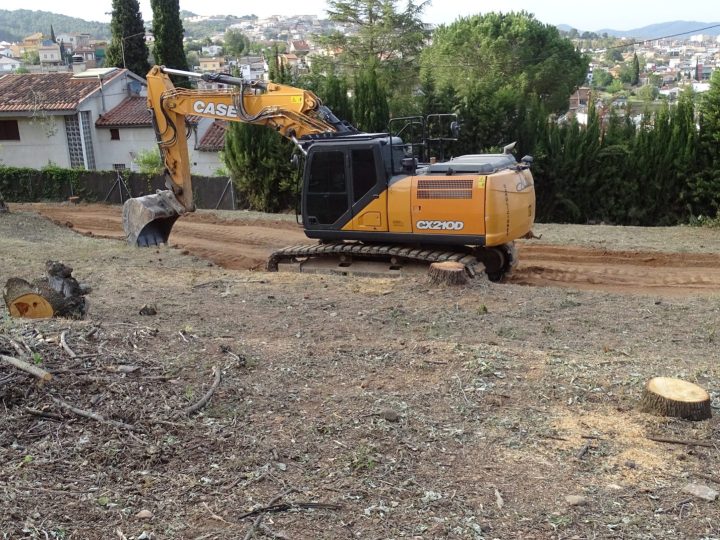 Desbroce y movimiento de tierras del solar