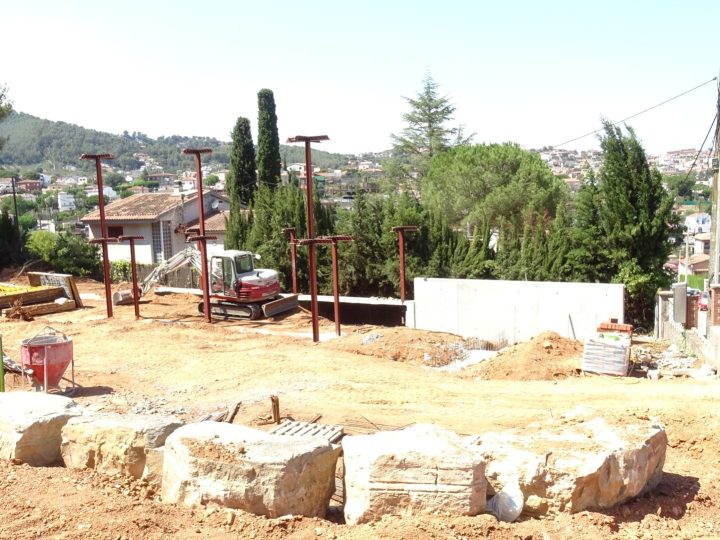 Cimentación, muro de contención y pilares metálicos