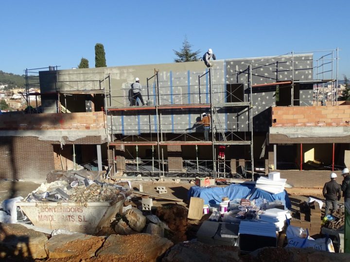 Colocación del aislamiento SATE en fachada