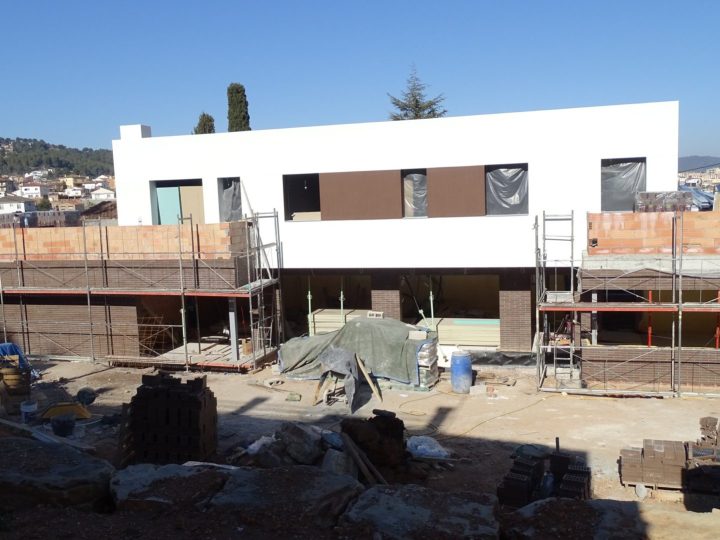 Fachada con carpinterías y lamas