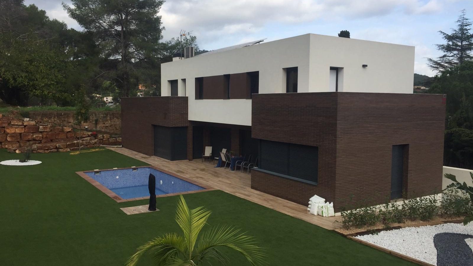 Vivienda unifamiliar terminada con jardín y piscina