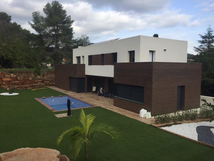 Vivienda unifamiliar terminada con jardín y piscina
