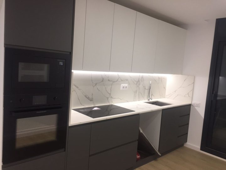 Cocina equipada con encimera porcelánica