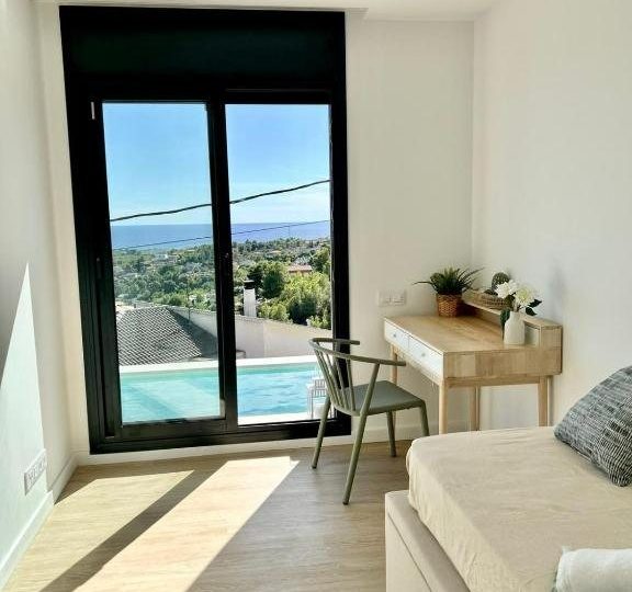 Dormitorio con vistas a la piscina