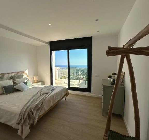 Dormitorio principal con terraza y vistas al mar