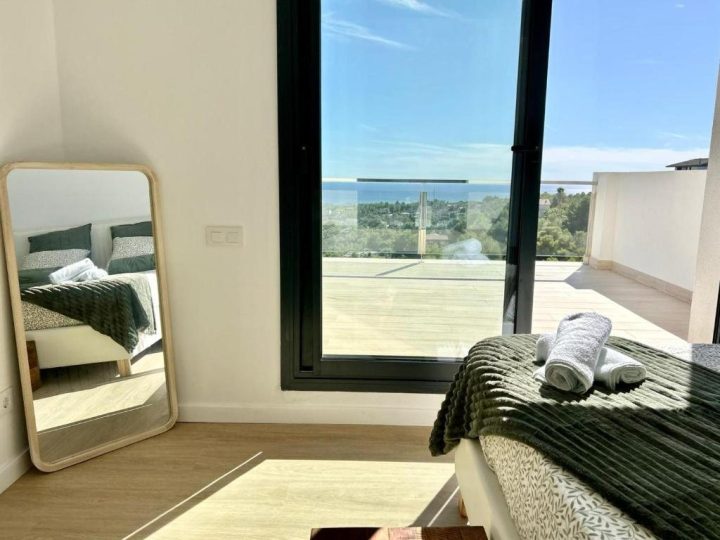 Dormitorio con acceso a terraza
