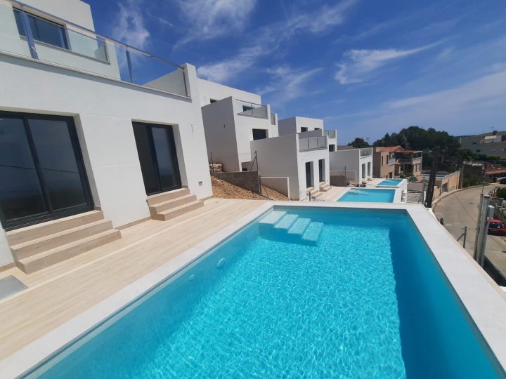 Chalets con piscina privada en Cunit