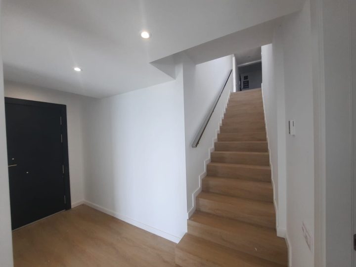 Recibidor y escalera de madera